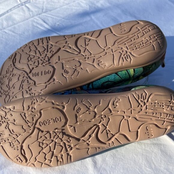 UIN Cotton/Canvas flats, Gorgeous blue with Dolphin pattern, Size 9, Toledo - Picture 3 of 7